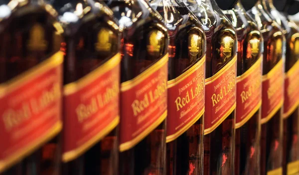 Volzhsky, Russia - apr 26, 2019: Prodotti della vendita ipermercato di alcolici Johnnie Walker è un marchio di whisky scozzese di proprietà vendita di bevande alcoliche nel negozio di metropolitana contanti e trasportare — Foto Stock