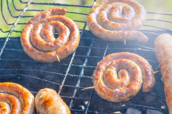 Bratwurst, saucisses frites sur le gril — Photo