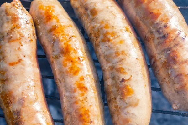 Bratwurst, saucisses frites sur le gril — Photo