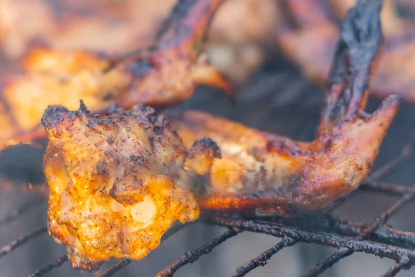 Poulet frit ailes close-up grill — Photo