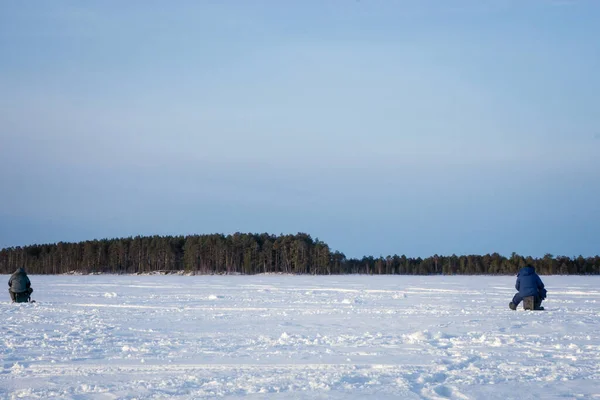 Pêcheurs en hiver pour la pêche sur glace — Photo