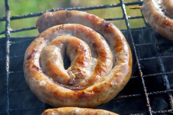 Bratwurst, saucisses frites sur le gril — Photo