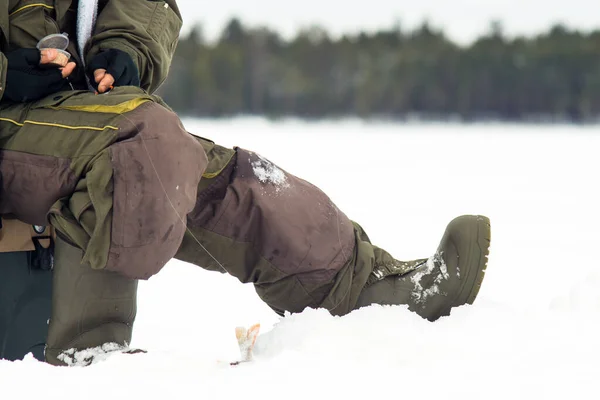 Fischer fangen beim Winterfischen — Stockfoto