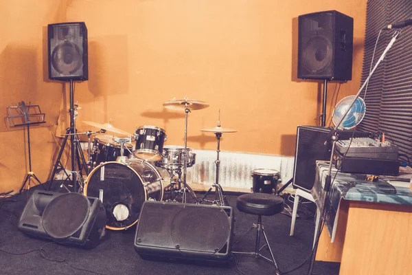 Барабанний набір барабанів у студії — стокове фото