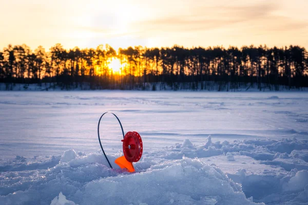 Vara de pesca para a pesca de inverno ao amanhecer — Fotografia de Stock