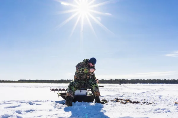 Fisherman fishing winter fishing on a bright Sunny day — Stock Photo, Image