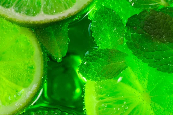Mynta och lime i cocktail närbild — Stockfoto