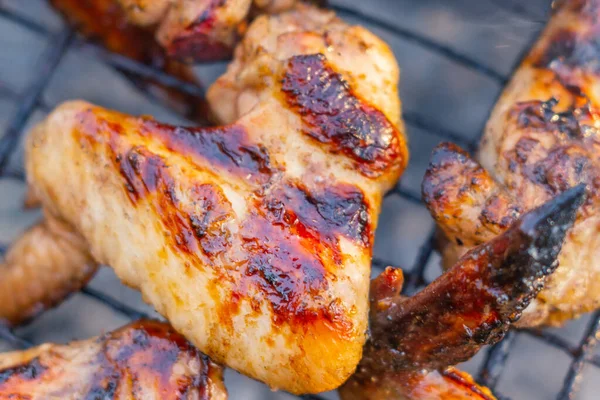 Poulet frit ailes close-up grill — Photo