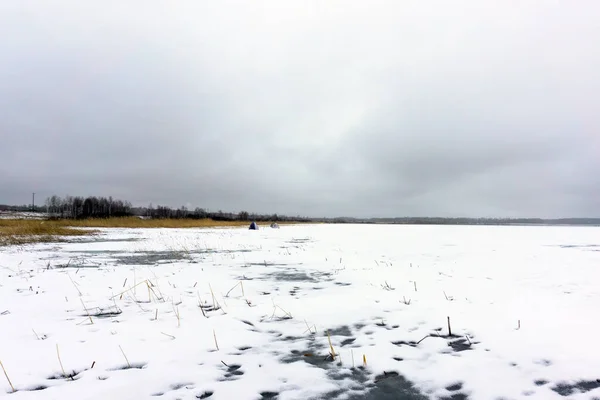 最初の氷の雪湖冬の風景 — ストック写真