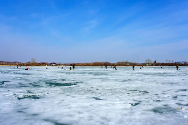 冬の湖で冬の釣りに漁師 — ストック写真