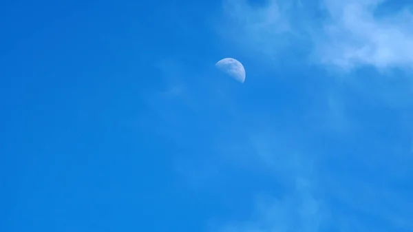 Luna en un día de cielo azul — Foto de Stock