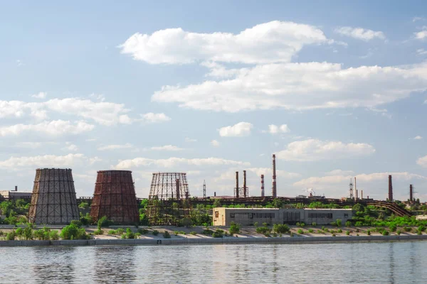 Planta de fábrica vista do rio — Fotografia de Stock