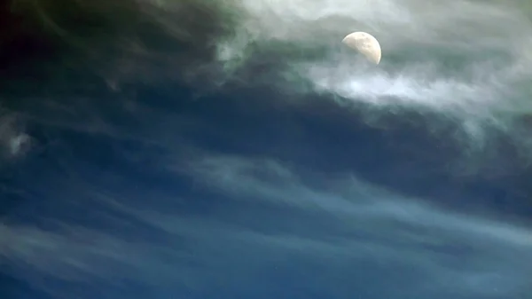 Mavi bir gökyüzü gününde ay — Stok fotoğraf