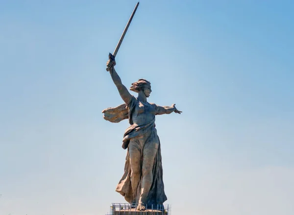 Volgograd, Russia - jun 01, 2019: statue of Motherland Mamayev Kurgan — Stock Photo, Image