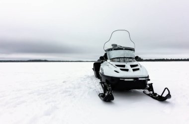 Kış gölünde kar arabası