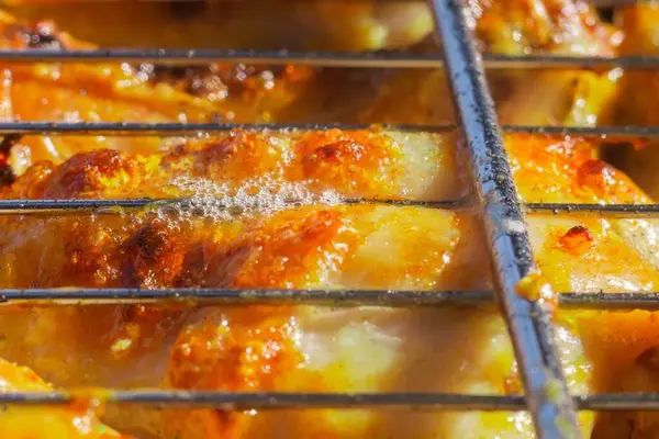 Grille de poulet sur le gril close-up — Photo