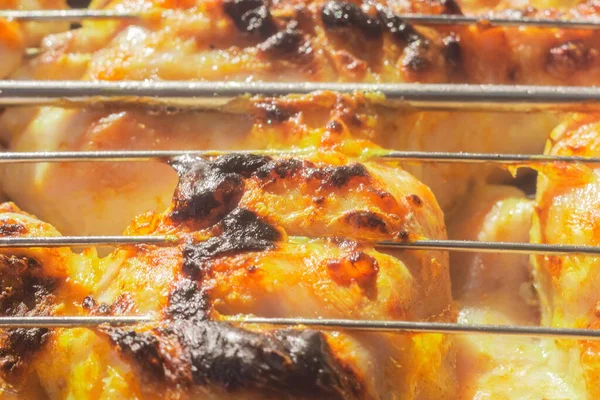 Grille de poulet sur le gril close-up — Photo