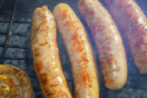 Bratwurst, saucisses frites sur le gril — Photo