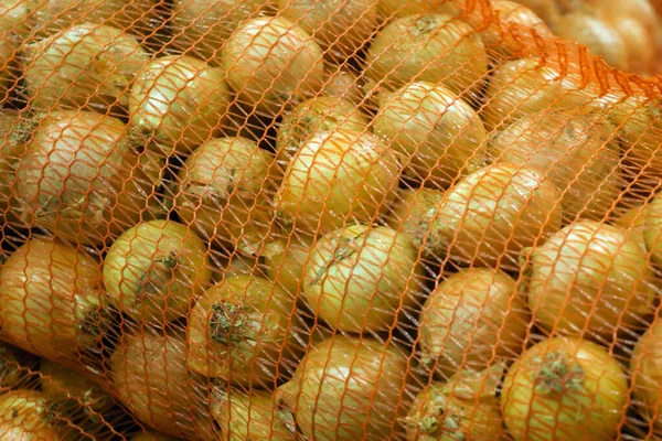 Cebollas verduras venta de cebollas en el mercado — Foto de Stock