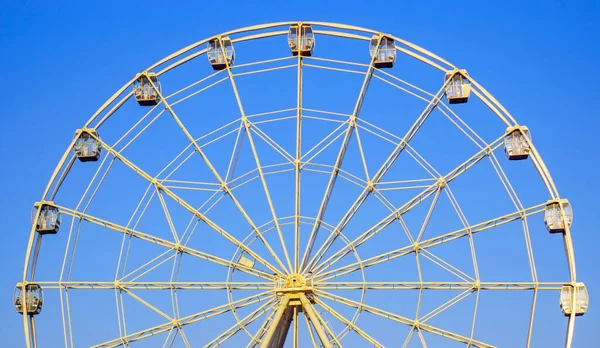 Влітку на блакитному небі колесо Ферріса. — стокове фото