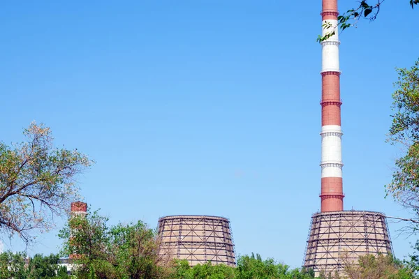 Värmekraftverk på en solig dag på sommaren — Stockfoto