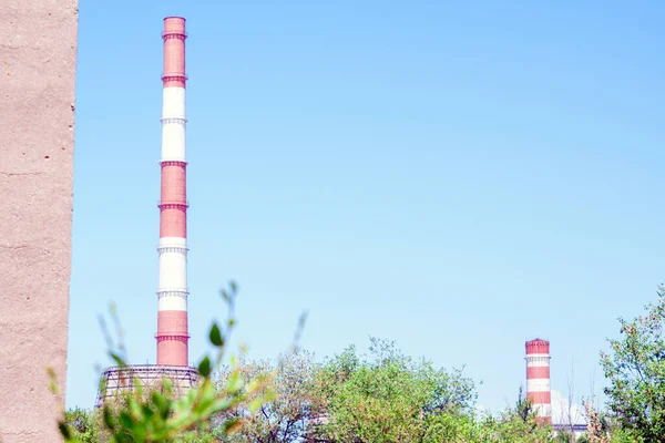 Värmekraftverk på en solig dag på sommaren — Stockfoto