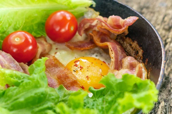 Bacon e ovos um café da manhã tradicional — Fotografia de Stock