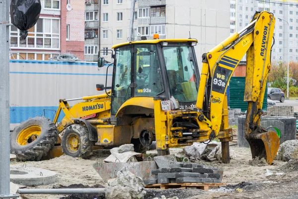 Tjumen, Russland - 14. Oktober 2019: kaputte Planierraupe Stadtbau. kaputte Maschinen unvollendete Konstruktion — Stockfoto