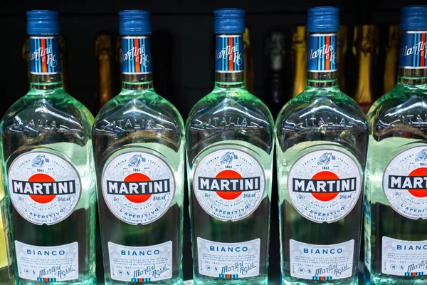 Tyumen, Rússia - 27 de agosto de 2019: Martini Bianco venda de álcool no vermute do supermercado. Close up de garrafas Martini Bianco — Fotografia de Stock