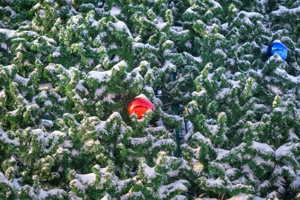 Dekorace na zimním stromě Vánoční stromeček — Stock fotografie