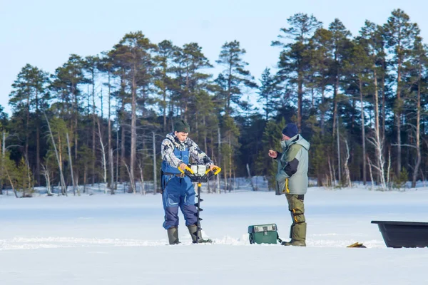 冬のスポーツ冬の釣りで漁師ドリルアイスドリル — ストック写真