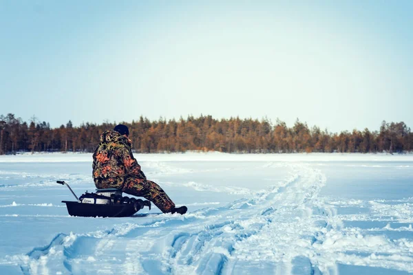 漁民は凍った湖で冬の釣りで魚を捕る — ストック写真