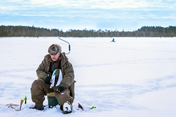 風景漁師の氷の上に魚をキャッチします。冬の釣り｜男子趣味スポーツ — ストック写真
