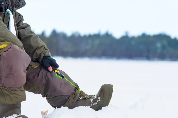 冬のスポーツ氷の上で冬の釣り冬の湖での釣り — ストック写真