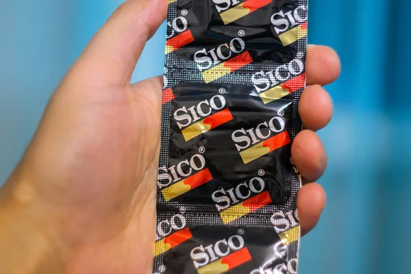 Tyumen, Rusland - 03 oktober 2019: condooms sico anticonceptie in de hand — Stockfoto