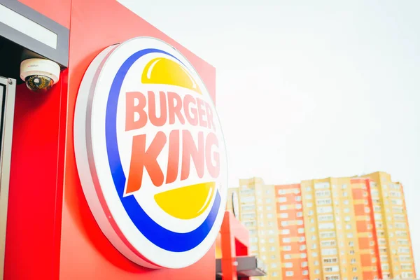 Tyumen, Rússia - 03 de outubro de 2019: Burger King Logotipo dos restaurantes. Burger King, muitas vezes abreviado como BK, é uma cadeia global de restaurantes de fast food hambúrguer, Estados Unidos . — Fotografia de Stock