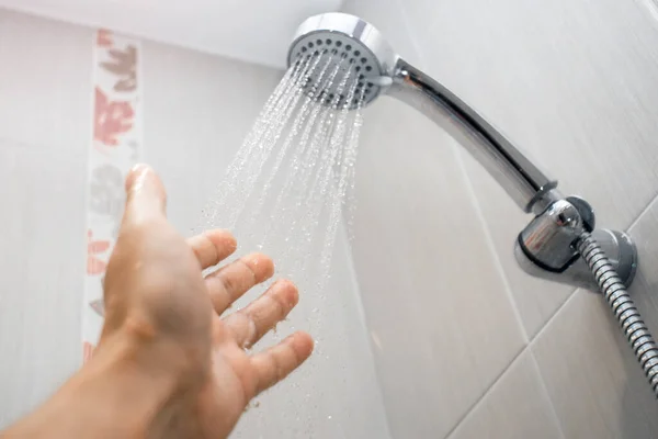 Acqua dalla doccia controllare la messa a fuoco selettiva dell'acqua — Foto Stock