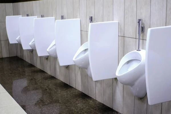 Vita urinaler på herrtoaletten — Stockfoto