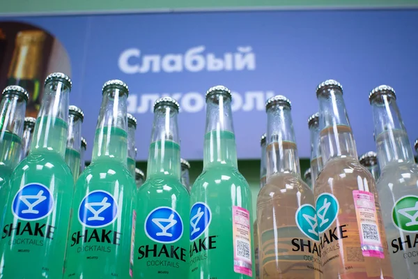 Volzhsky, Rússia-10 de setembro de 2019: agite coquetéis Mojito refrigerantes em uma garrafa no balcão da loja. Venda de álcool — Fotografia de Stock