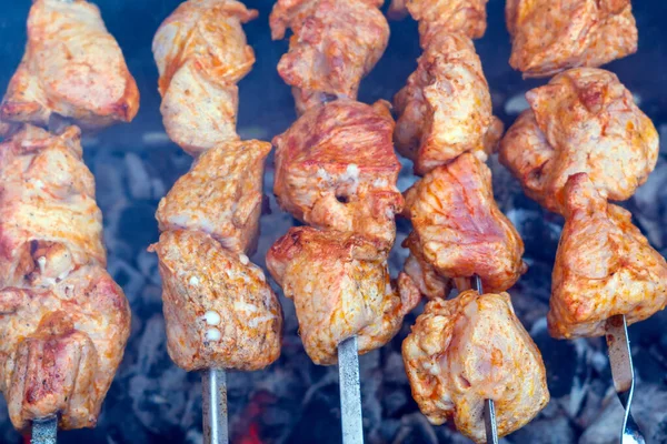 Viande grillée sur brochettes de charbon de bois — Photo