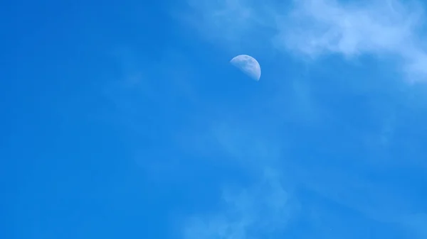 푸른 하늘의 날에 달 — 스톡 사진