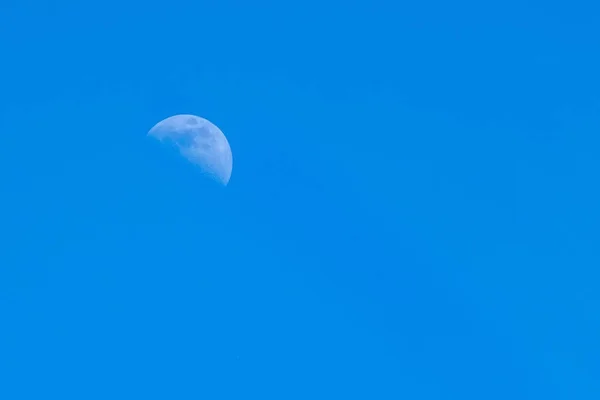 Mavi bir gökyüzü gününde ay — Stok fotoğraf