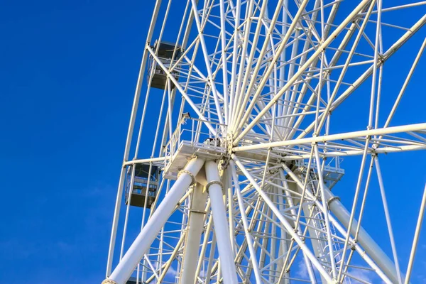 Влітку на блакитному небі колесо Ферріса. — стокове фото
