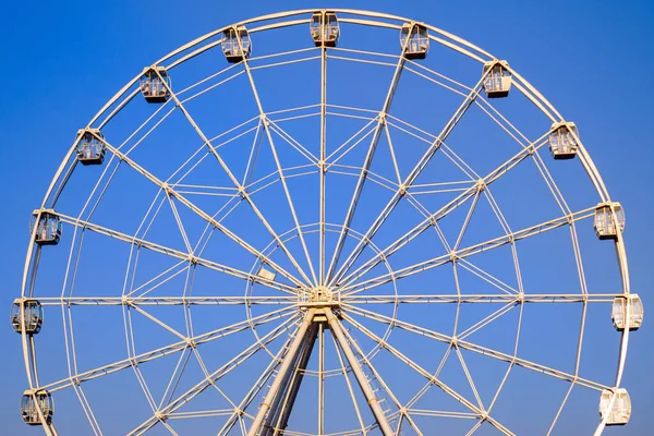 Grande roue en été dans le ciel bleu — Photo