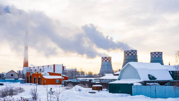 Промисловий завод в зимовому димі — стокове фото