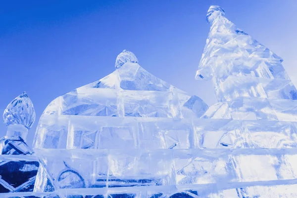 Строительство ледяного замка из льда — стоковое фото