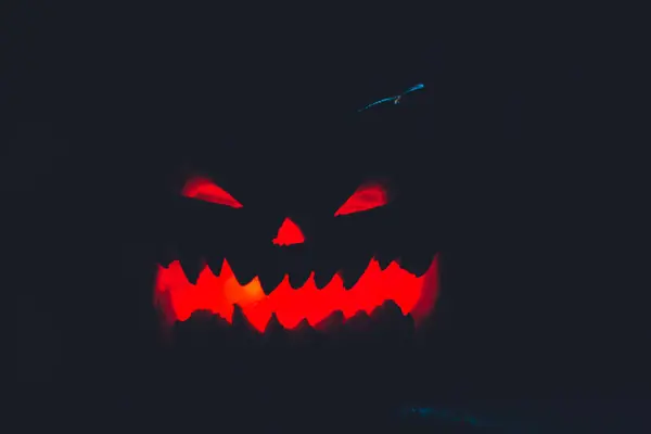 Страшная тыква на Хэллоуин на черном фоне — стоковое фото