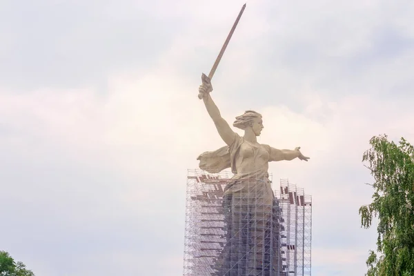Volgograd, Russia - jul 08, 2019: statue of Motherland Mamayev Kurgan reconstruction the repair of the statue — Stock Photo, Image