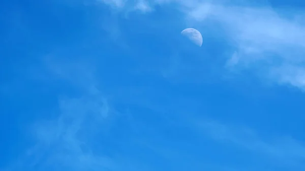 Mavi bir gökyüzü gününde ay — Stok fotoğraf