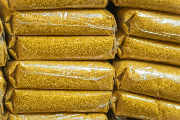 Sacs de mil emballage fond vente céréales agro-industrie — Photo